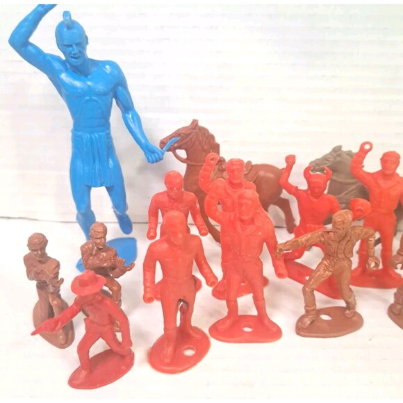 Lot of 49 Vtg Marx Plastic Toy Cowboys Indians Horses Pirates Farmers Ring Hand - Picture 6 of 10